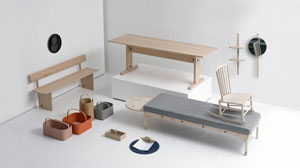 Trämöbler som symboliserar utställningen Furnishing Utopia på Möbelmässan i Älvsjö år 2017