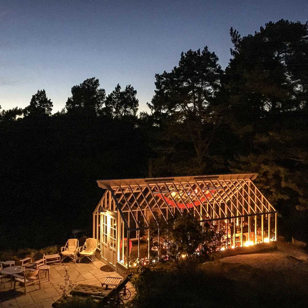 I augusti är det kräfttider och varför inte duka upp till fest i växthuset i år?