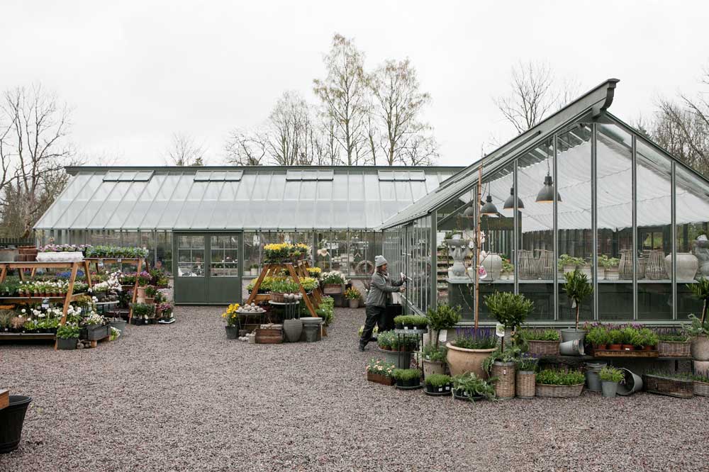 Stort grönt arkitektritat växthus.