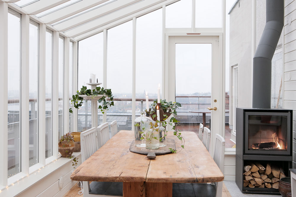 Ett växthus med pulpettak och isolerglas byggt på en terrass.