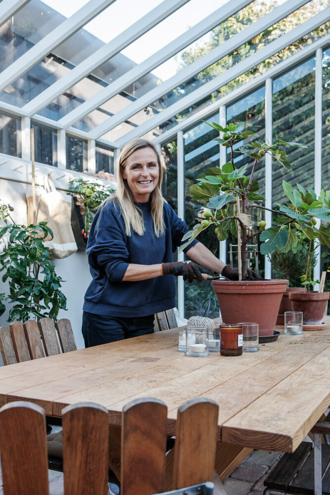En kvinna odlar i växthuset