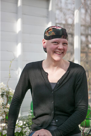 Trädgårdsformgivaren Lisa Jansson i växthuset.