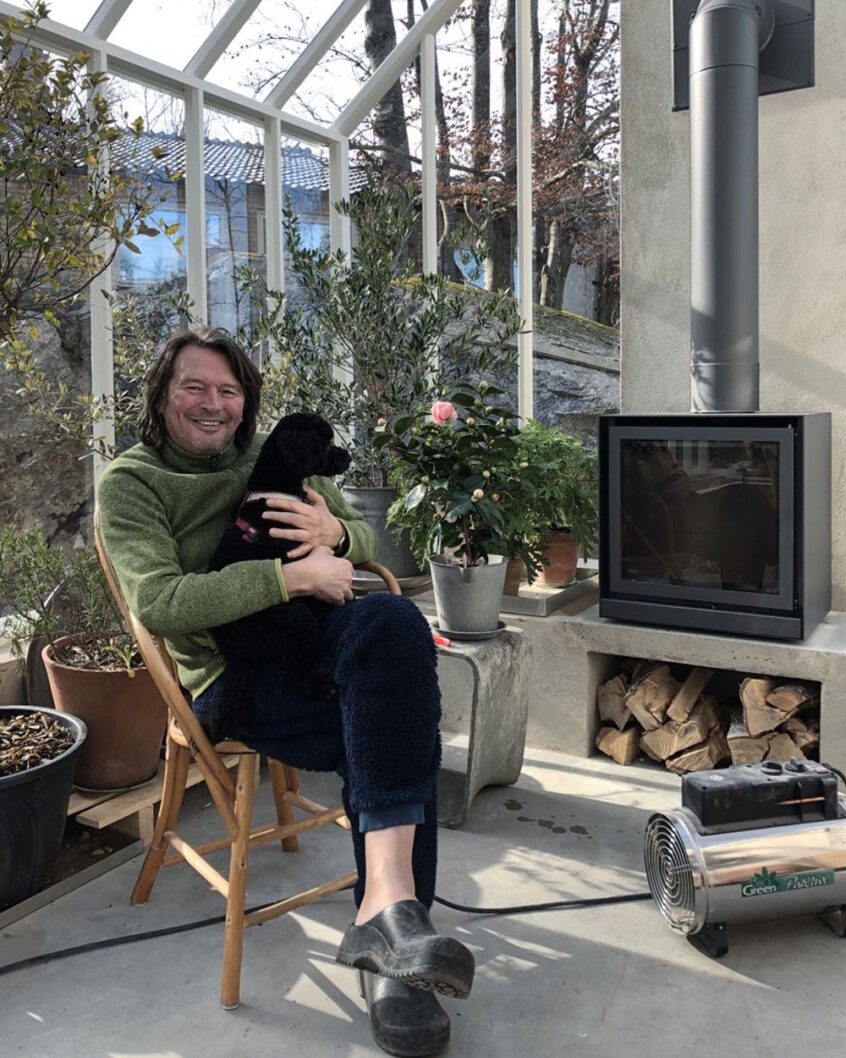Man med hund i växthus.
