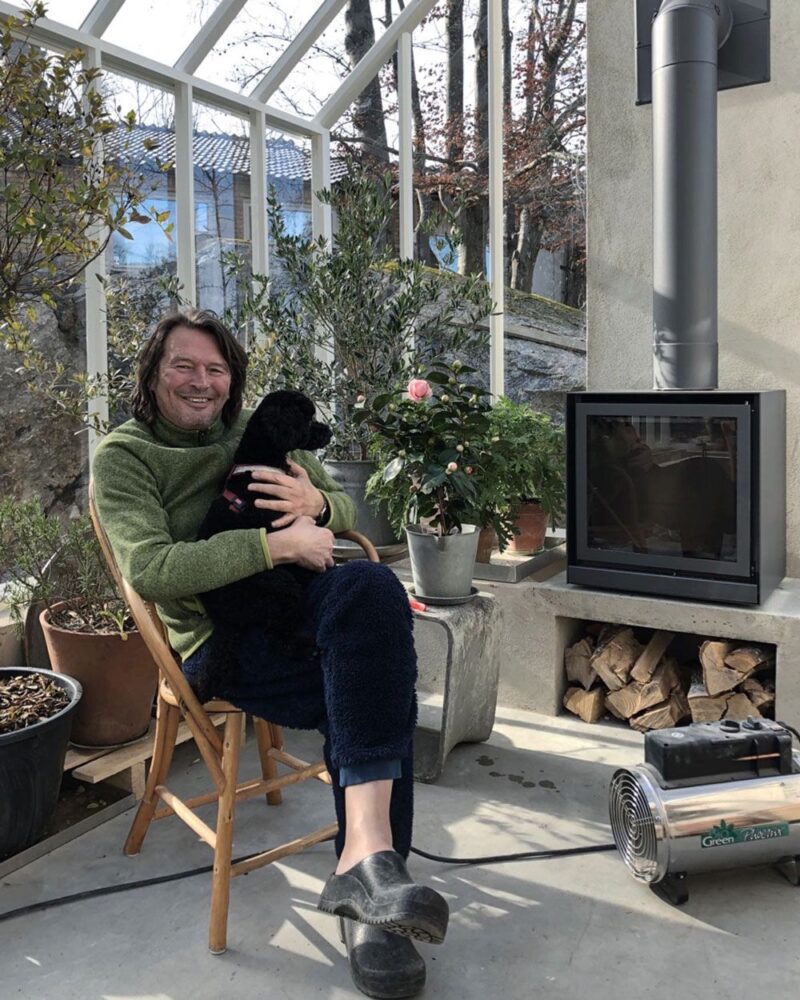 Man med hund i växthus.