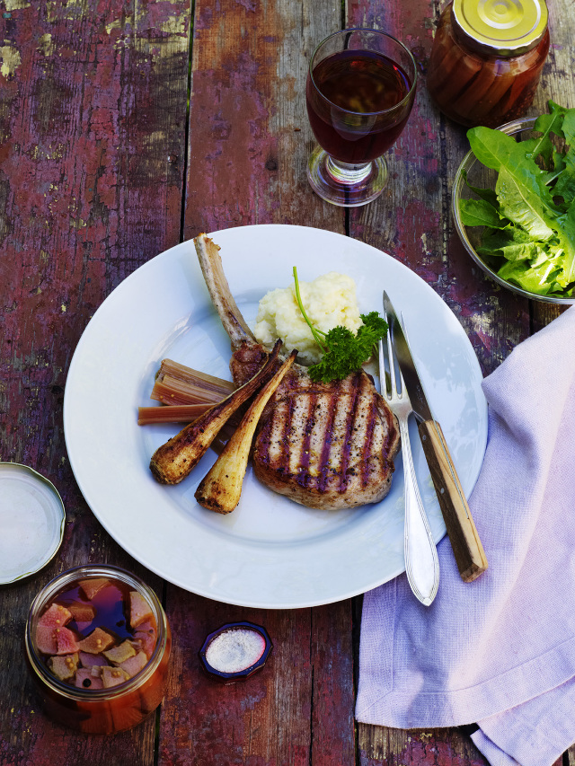 Kött och potatismos med ett glas röttvin serverad på bordet