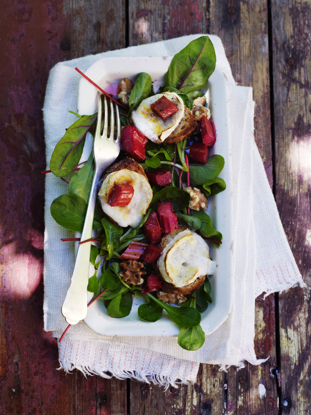 Sallad serverad på bordet