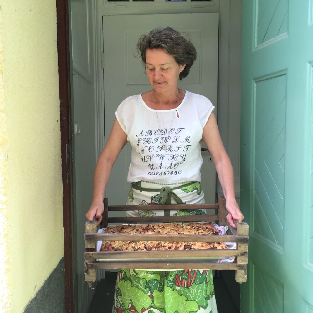 Sanna med träbrikka
