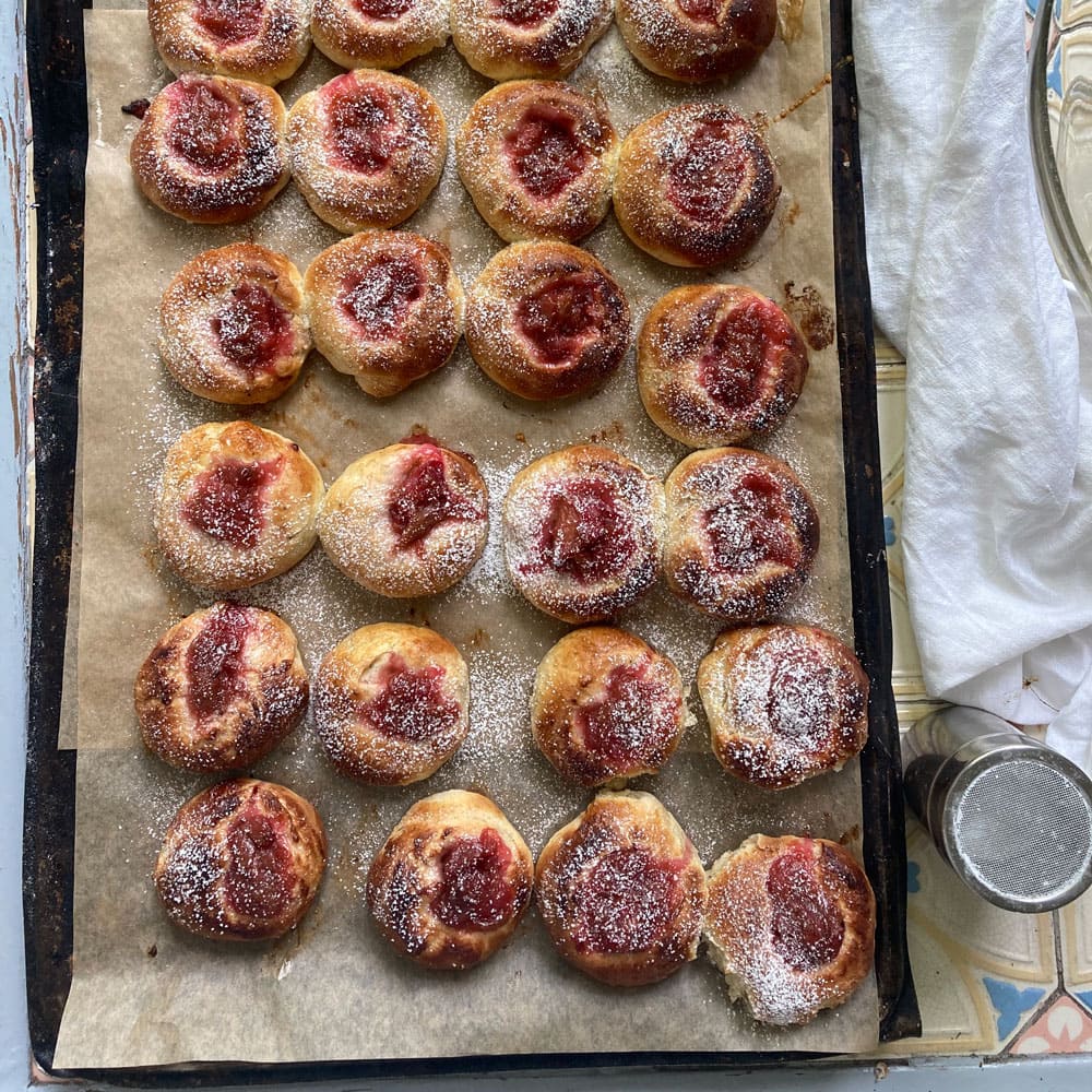 Bullar fyllda med rabarbersylt på plåt.