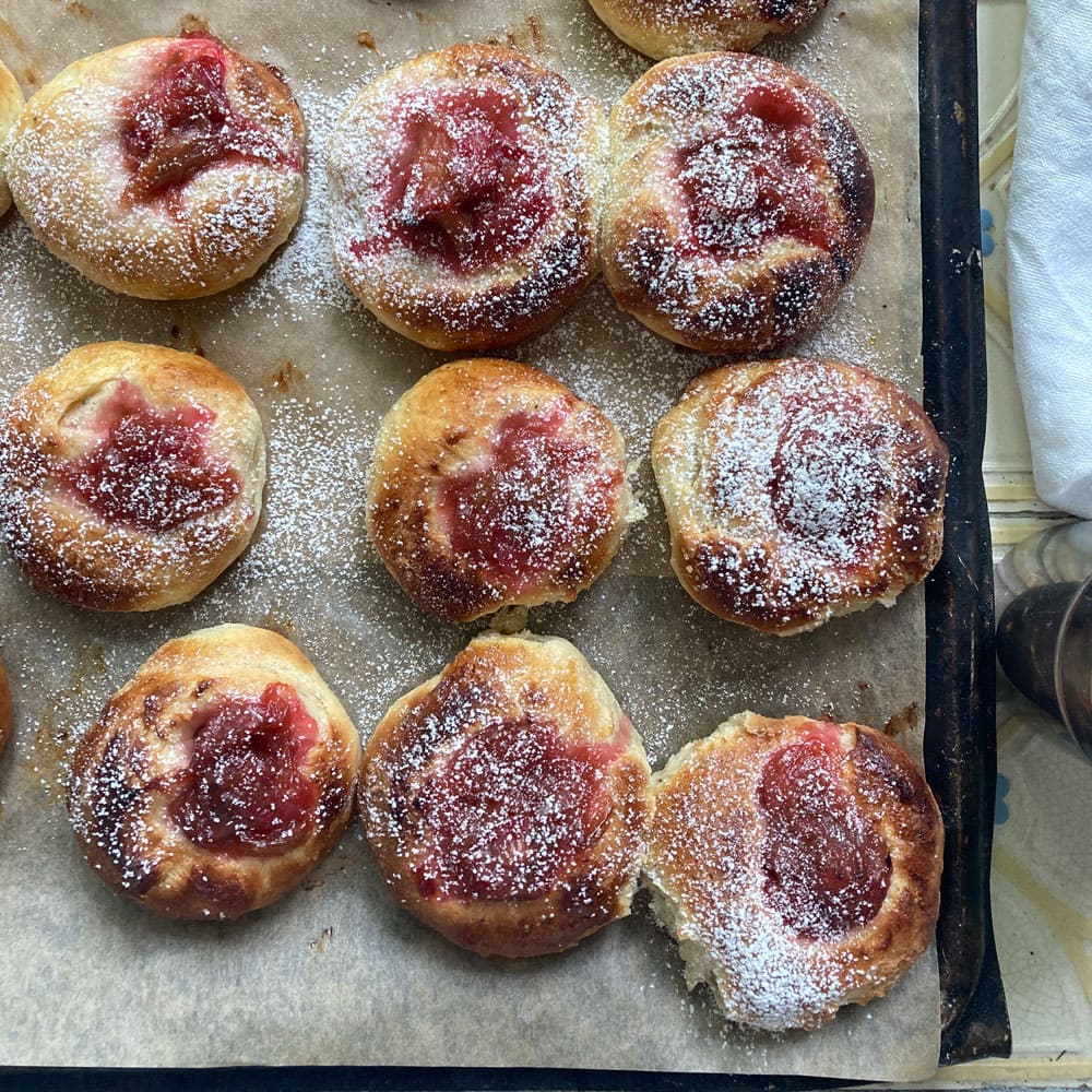 Bullar fyllda med rabarbersylt.