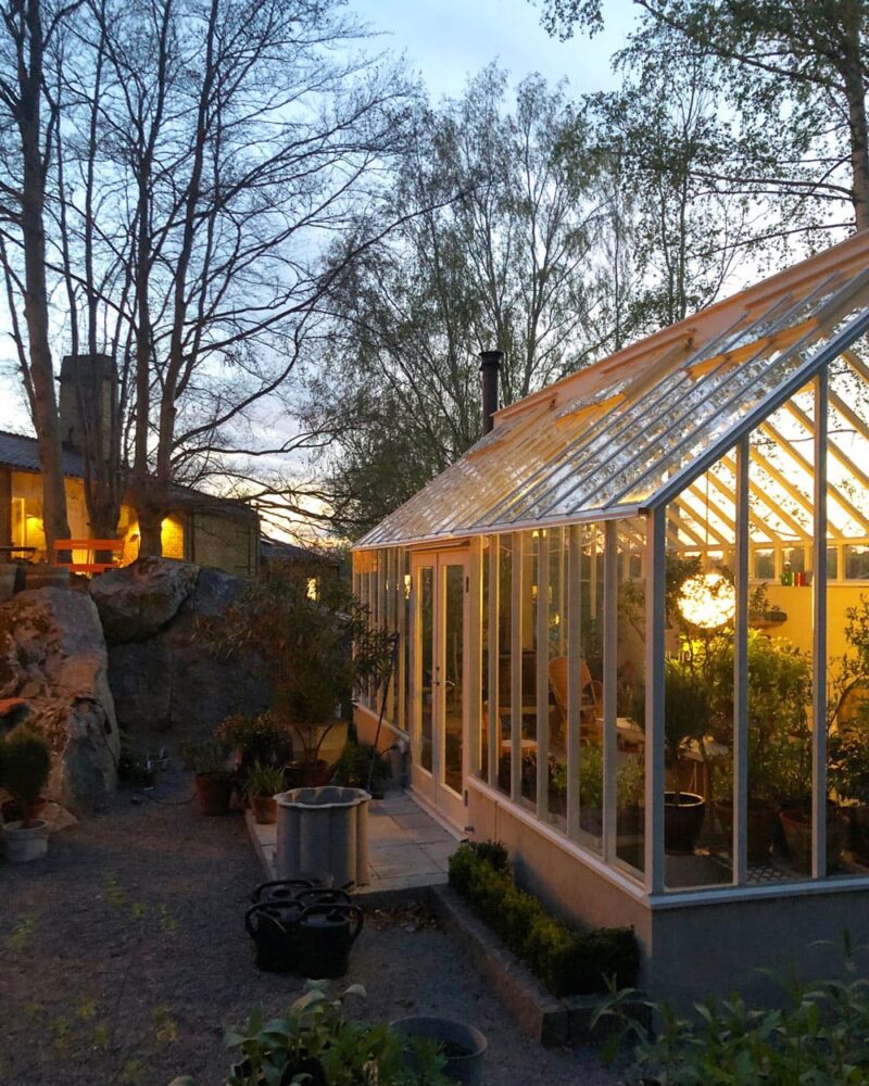 Växthus i kvällsljus.