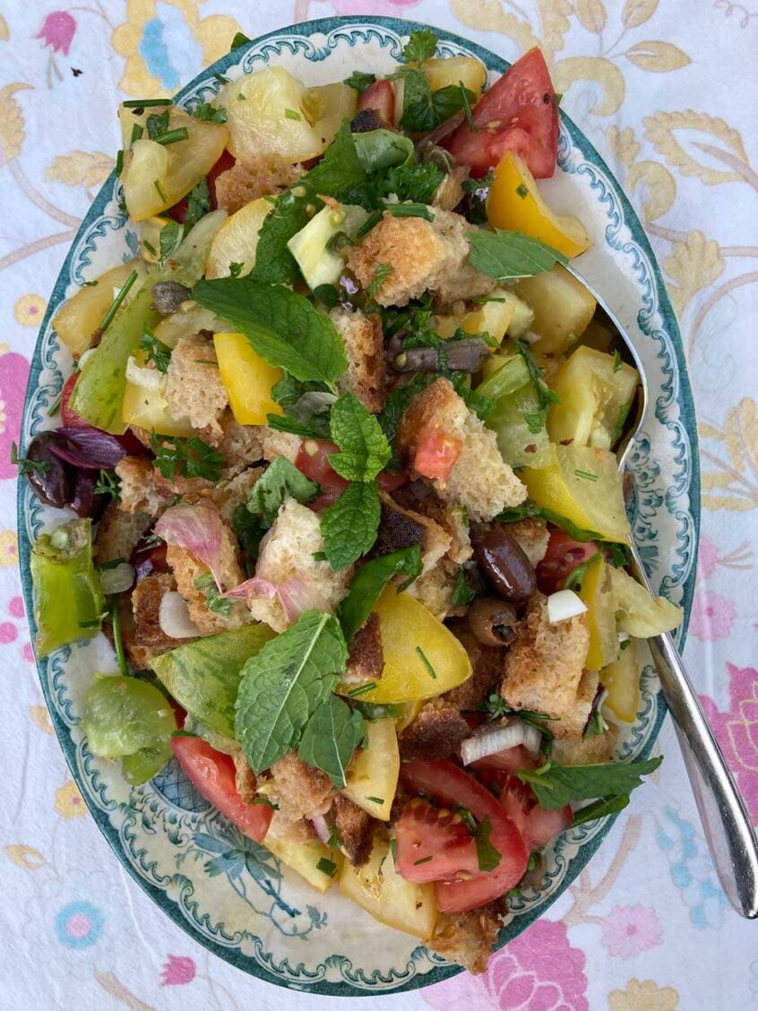 Tomatsallad på ovalt fat.
