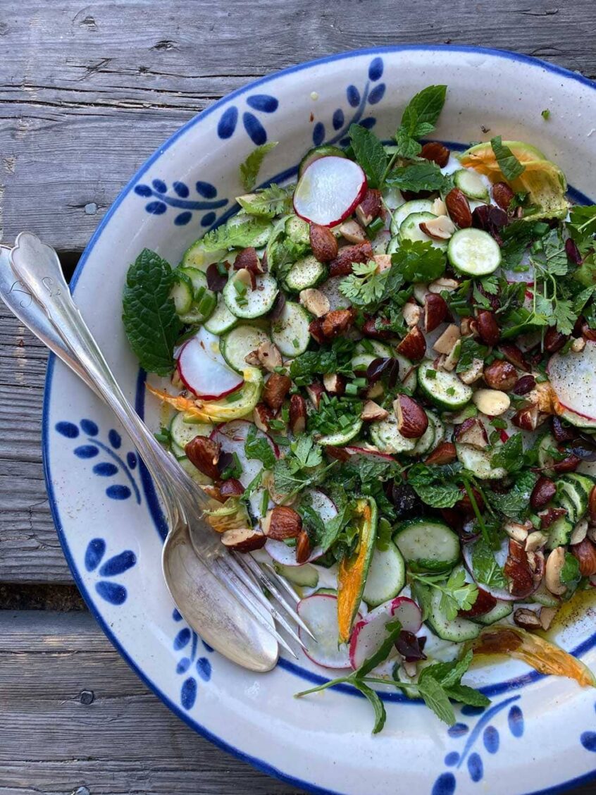 sallad på blåmönstrat fat.