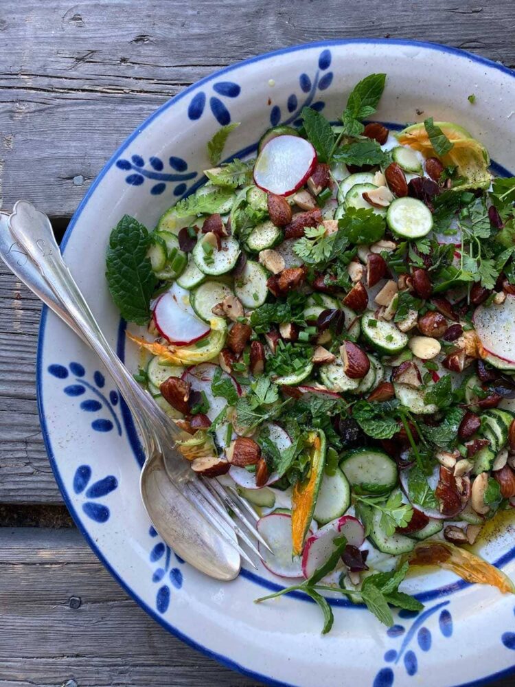 sallad på blåmönstrat fat.
