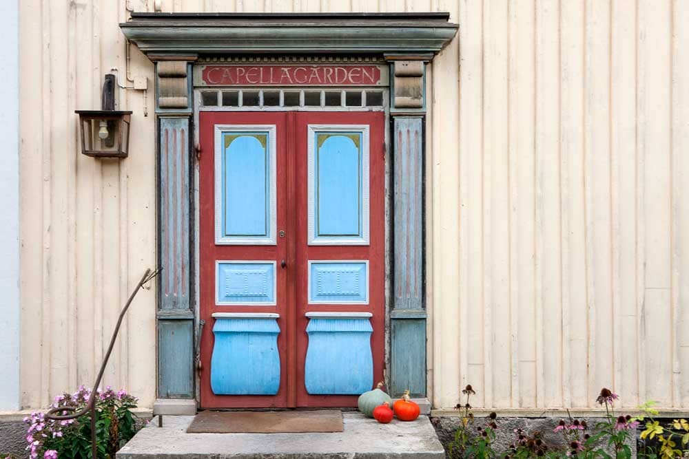 Porten till Capellagården mangårdsbbyggnad.