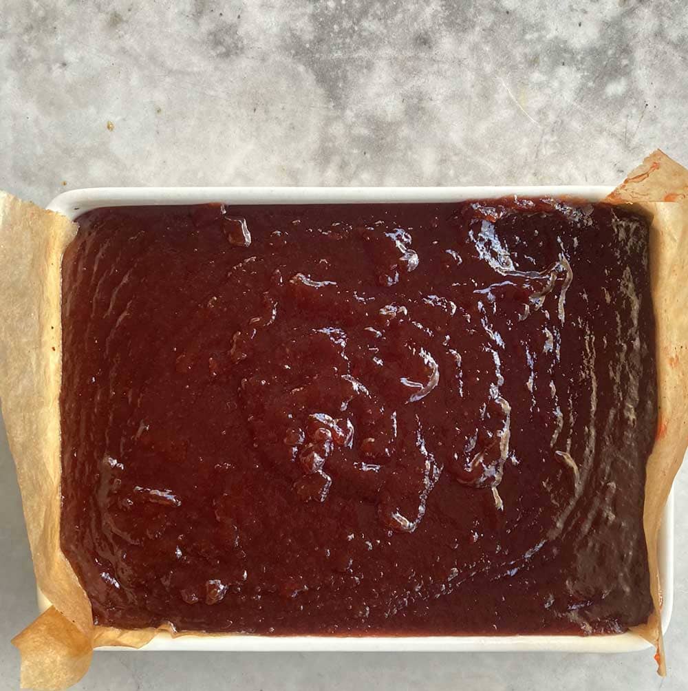 Dn färdiga gyllenröda marmeladen i sin plåt.