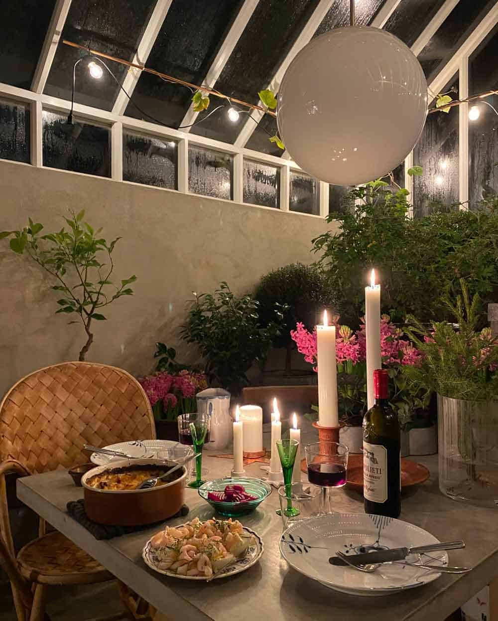 Julfest för två i växthus.