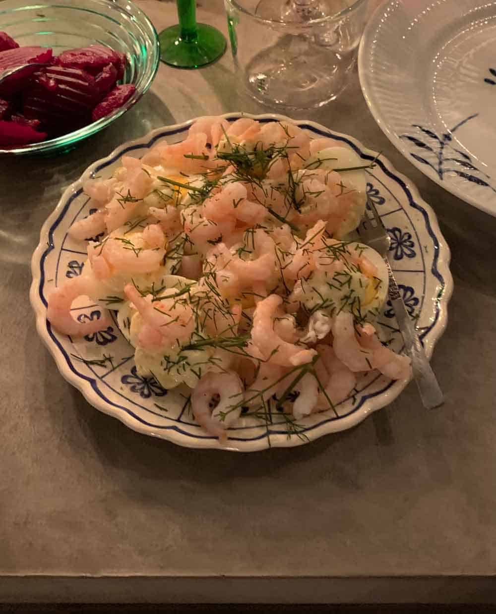 Räkor med ägghalvor på fat.