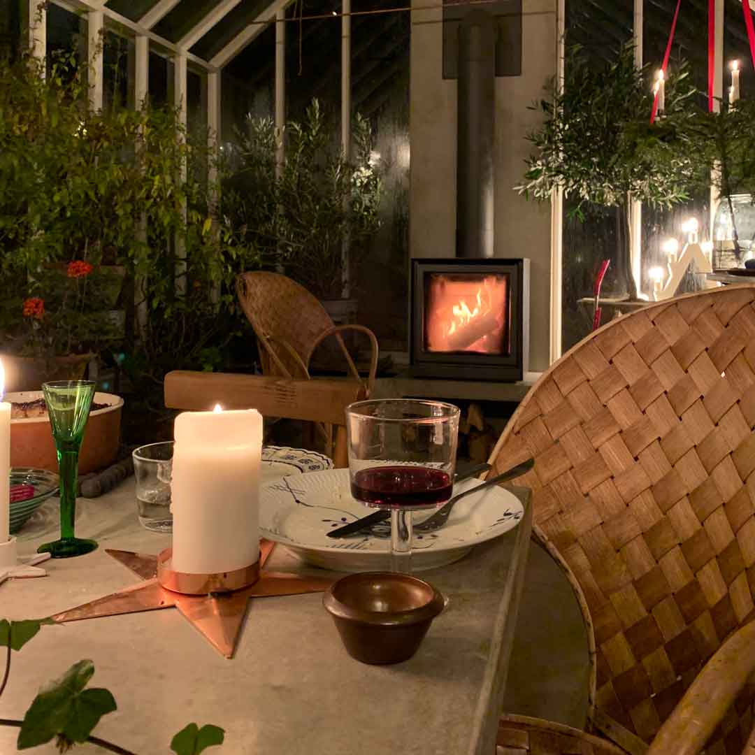 Juldekorerat växthusinteriör.