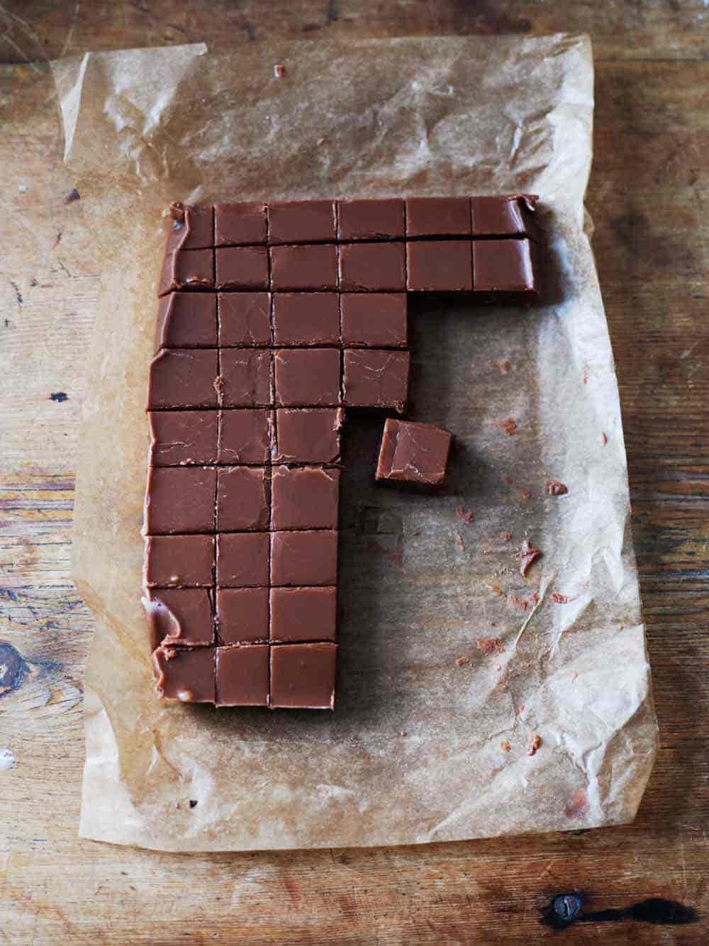 Chokladfudge på smörpapper.