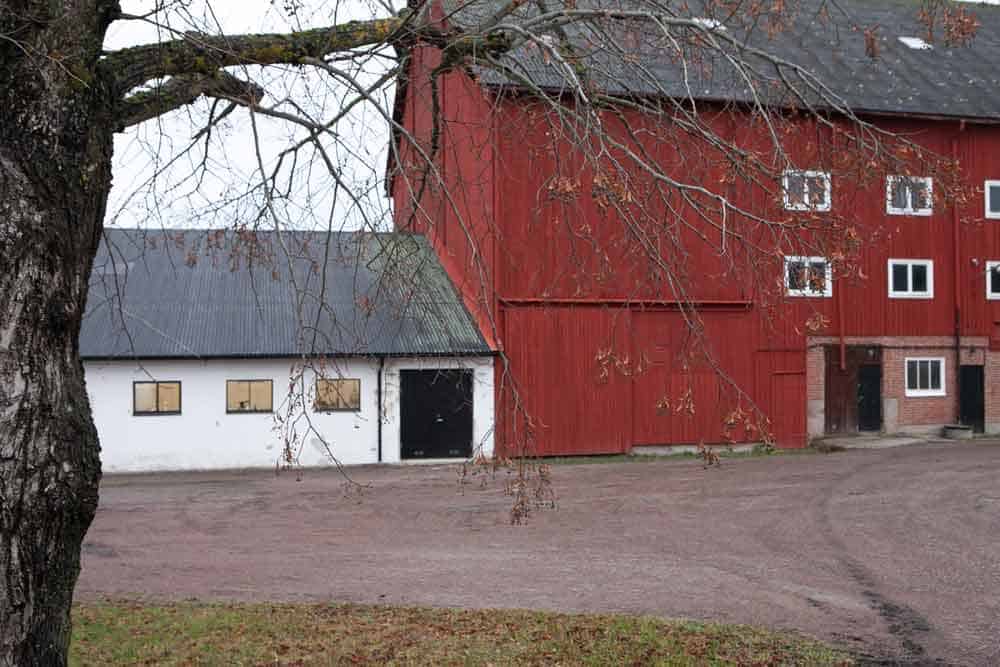 Röd lada vid sidan om vit lägre lada.