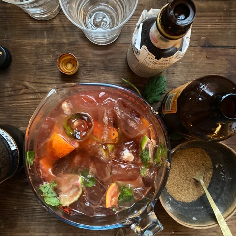 Blodapelsin med mynta, is och rom med gingerbeer