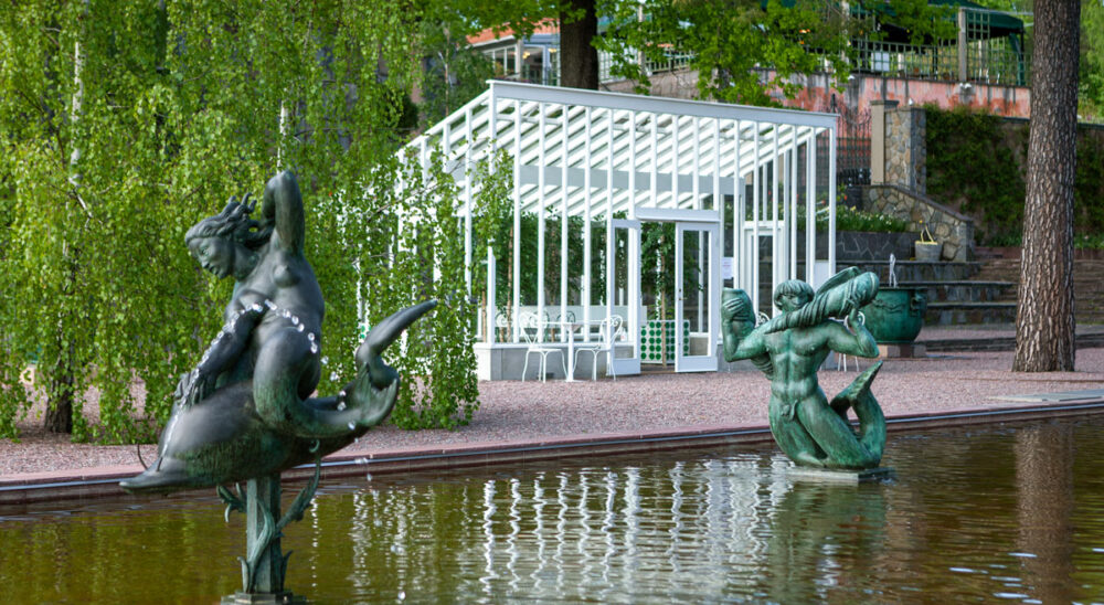 Rött växthus ihopbyggt med galleri.