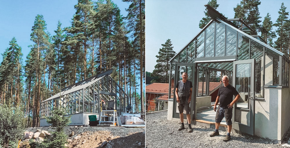 Två män framför växthusbygge.
