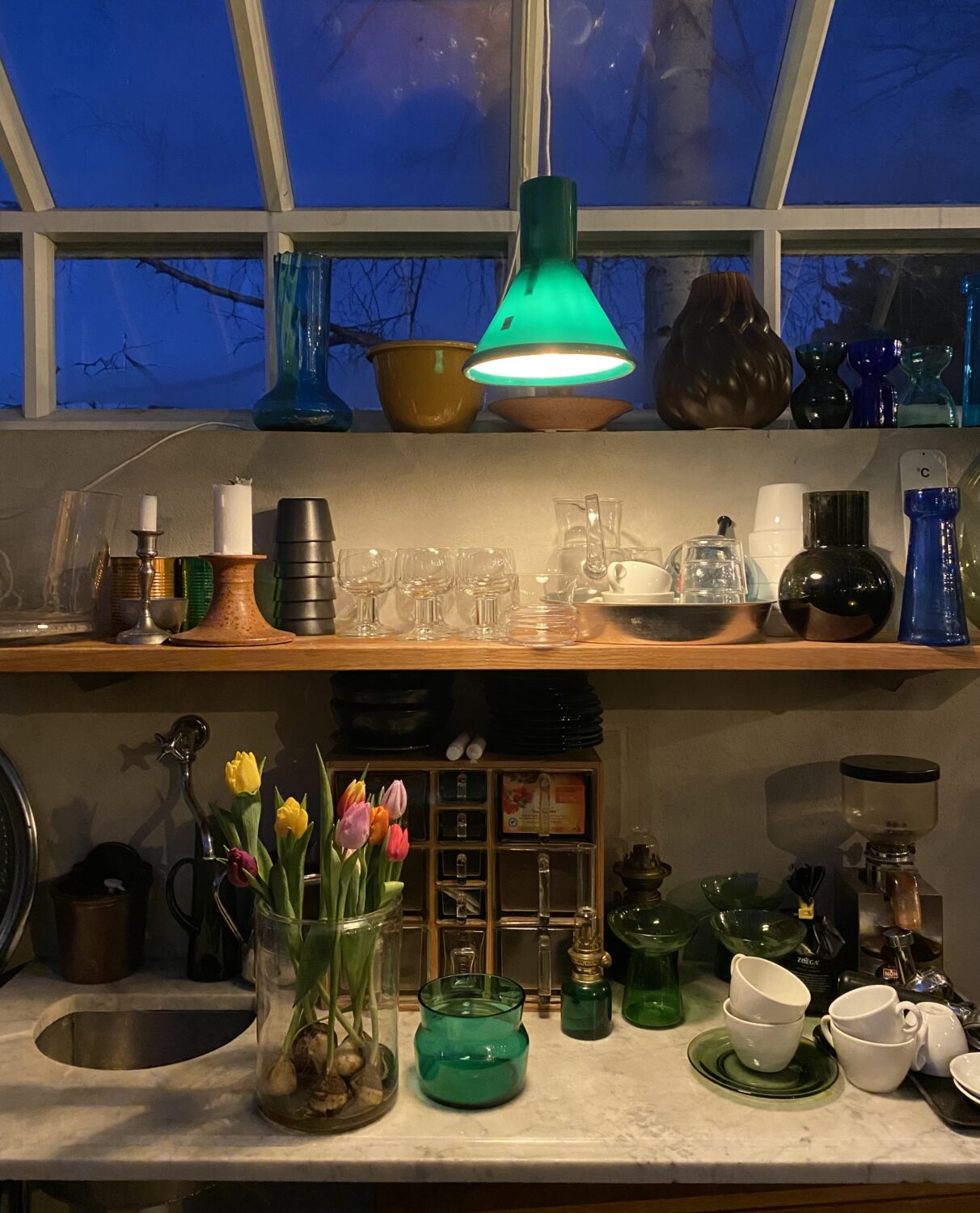 Diskbänk i sten med tulpanvas.
