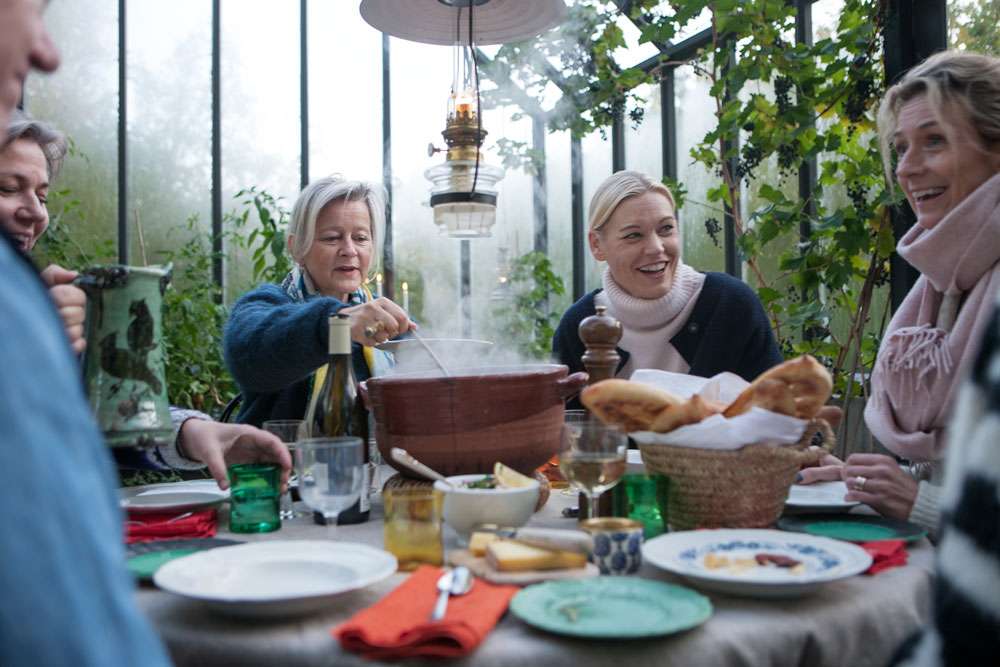 Te och brasa i växthuset