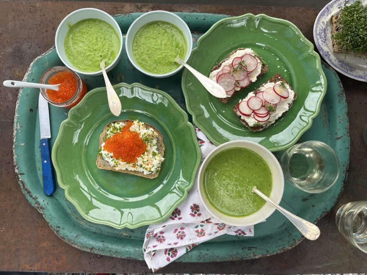 Grön soppa uppdukad på grön bricka.